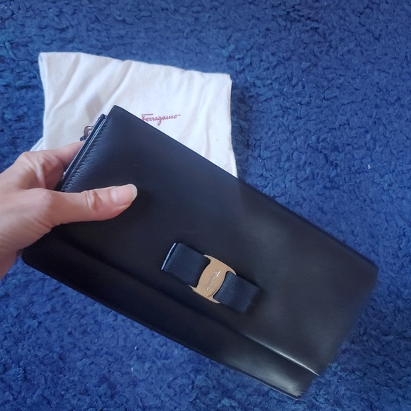Salvatore Ferragamo Vara Bow Saffiano Wristlet Black - Picture 2 of 7